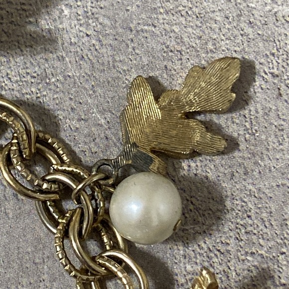 HTF 1960s CORO Gold Tone Charm Bracelet Chunky Faux Pearl Leaf Pink Swirl Globes - Picture 8 of 10